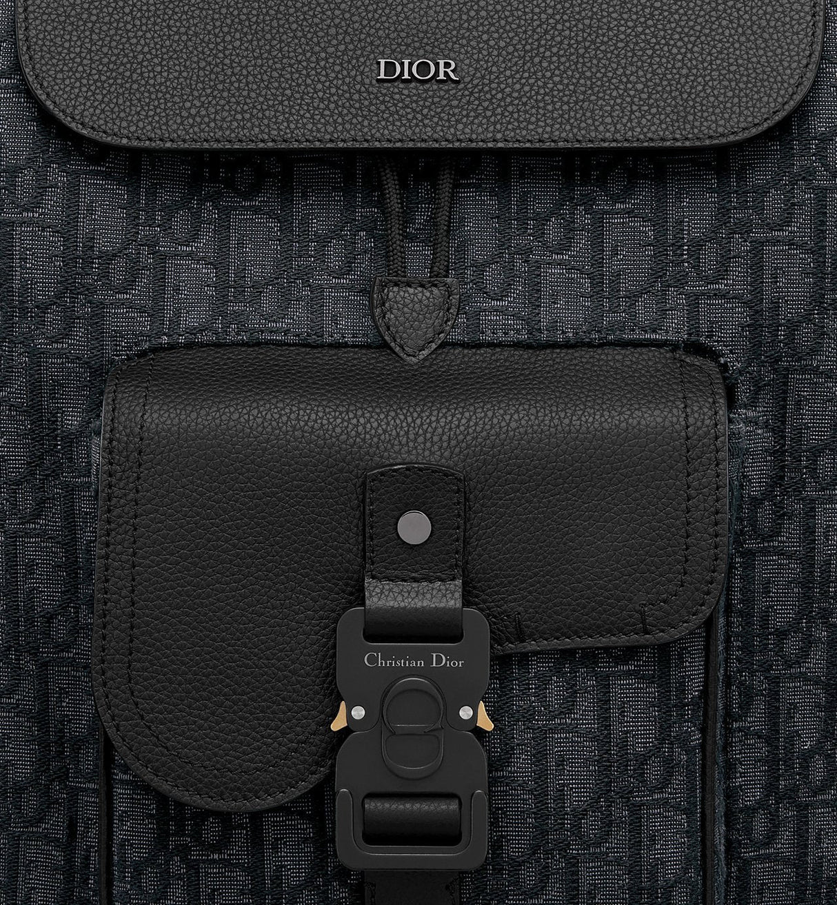 Mochila con solapa tipo sillín