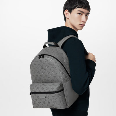 Mochila Discovery PM Monogram Shadow gris