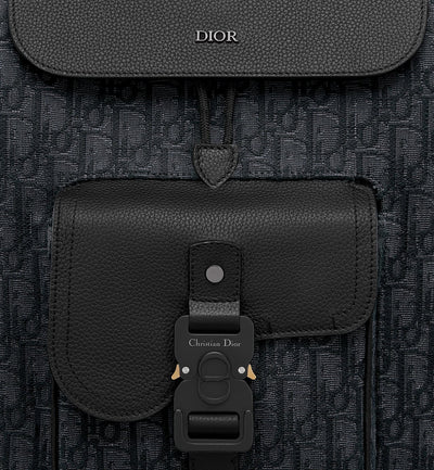 Mochila con solapa tipo sillín