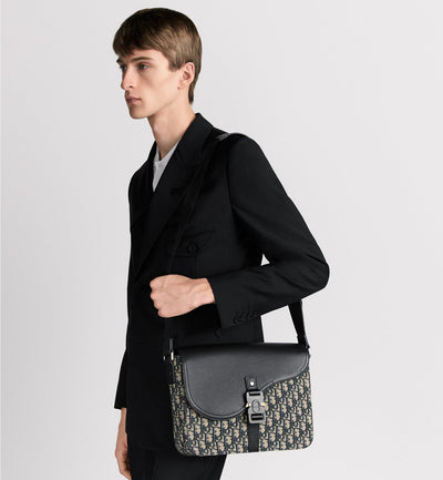 Bolso bandolera mediano con solapa Saddle