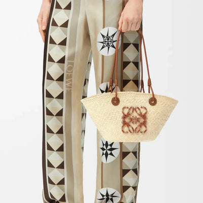 Loewe - Cesta pequeña Anagram en palma de iraca y piel de becerro color canela natural