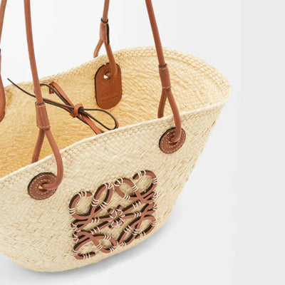 Loewe - Cesta pequeña Anagram en palma de iraca y piel de becerro color canela natural
