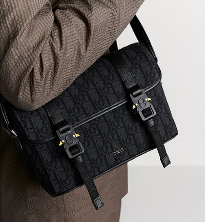 Bolso mensajero con solapa negro Hit The Road de Dior
