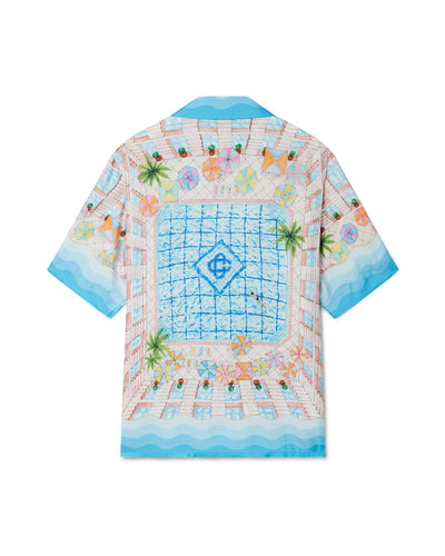 El escote de la camisa de seda