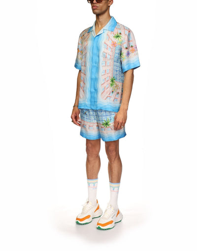 El escote de la camisa de seda