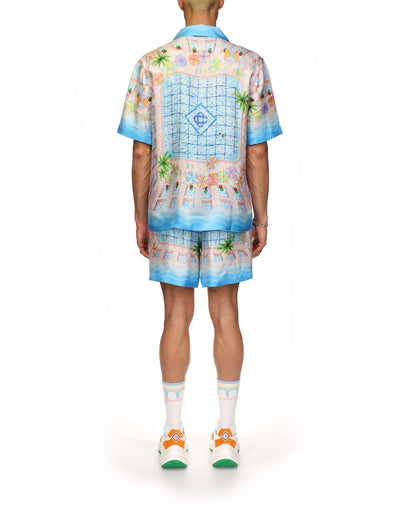 El escote de la camisa de seda