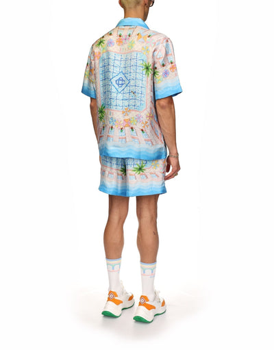 El escote de la camisa de seda