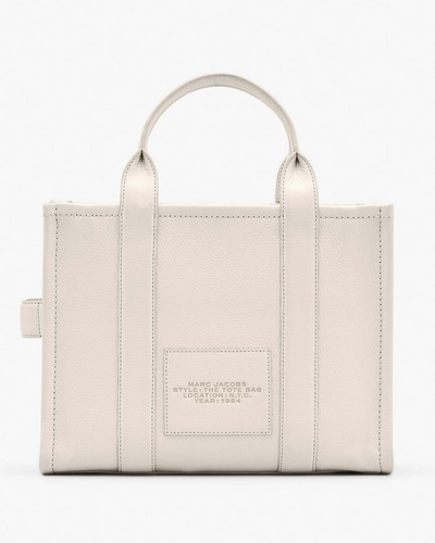 El bolso tote mediano de cuero